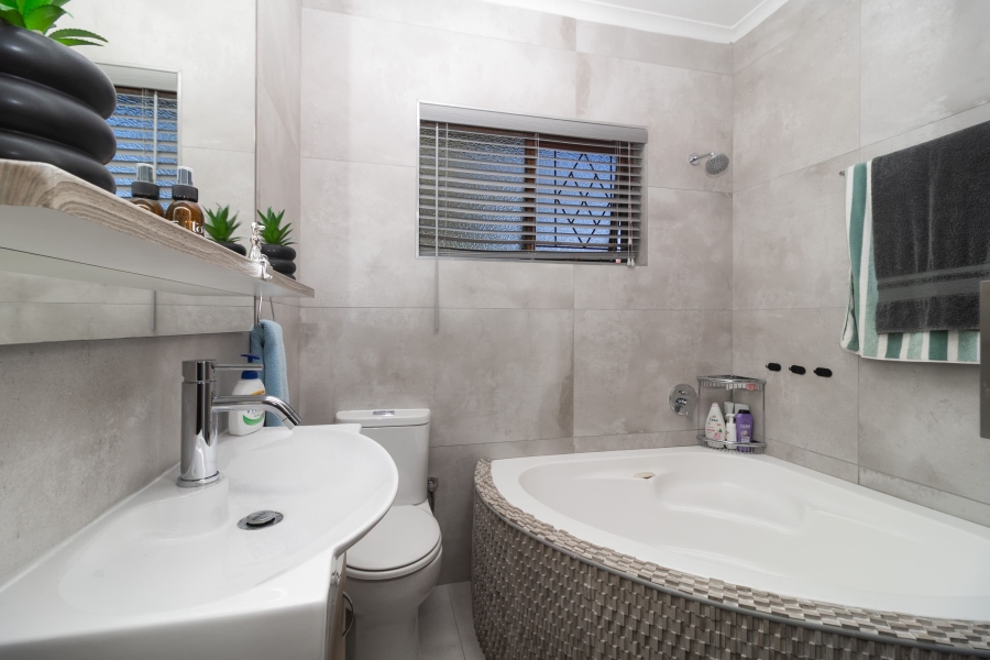 5 Bedroom Property for Sale in La Rochelle Western Cape